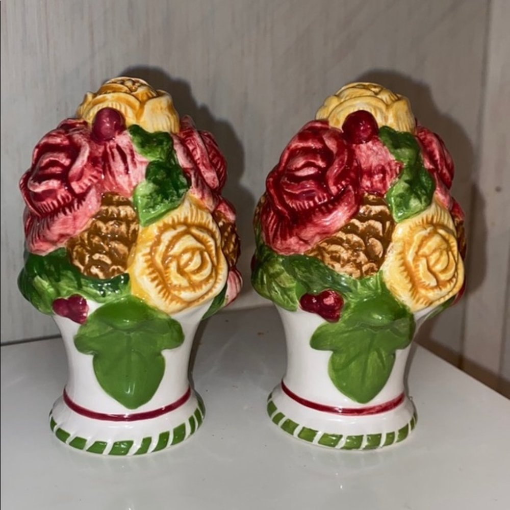 ROYAL ALBERT OLD COUNTRY ROSE PEPPER/SALT SET